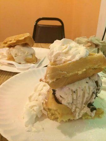 Banana's Ice Cream Parlor Cafe